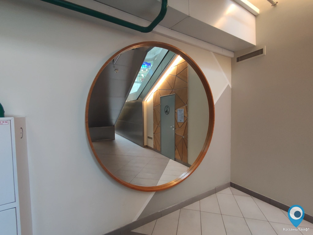 Огромное круглое зеркало в МЕГЕ