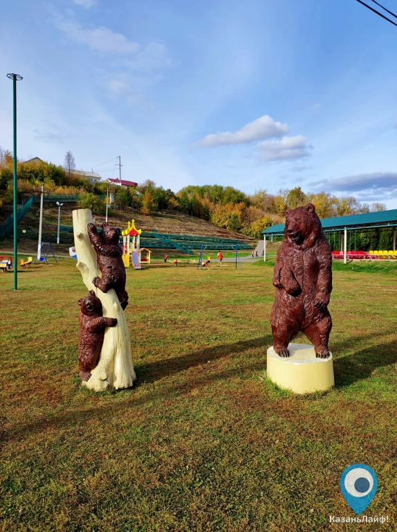 Скульптура Медведи на стадионе в Арске