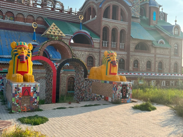 Сфинксы к Храма всех религий