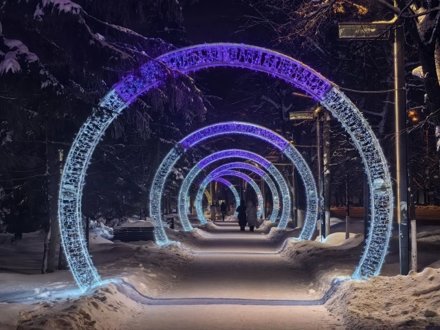 Световые новогодние арки на пешеходной дорожке Ершова (ост. Советская площадь)