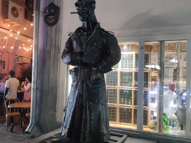 Статуя Конь в пальто у музея САМОГОН