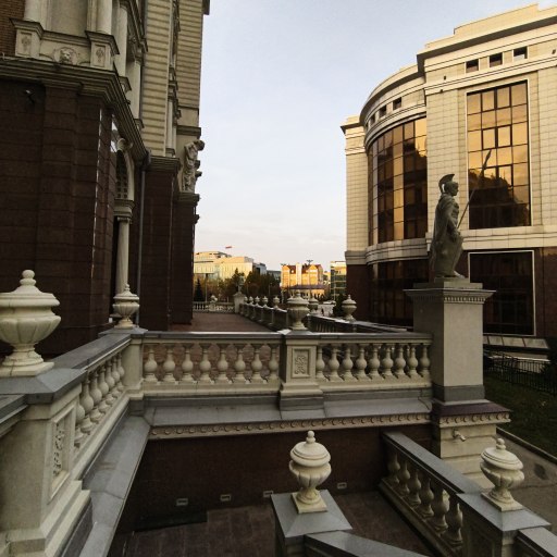 Красивая лестница для фото у дома на улице Касаткина 1