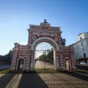 Юбилейная арка Красные ворота в сквере имени Петрова 0