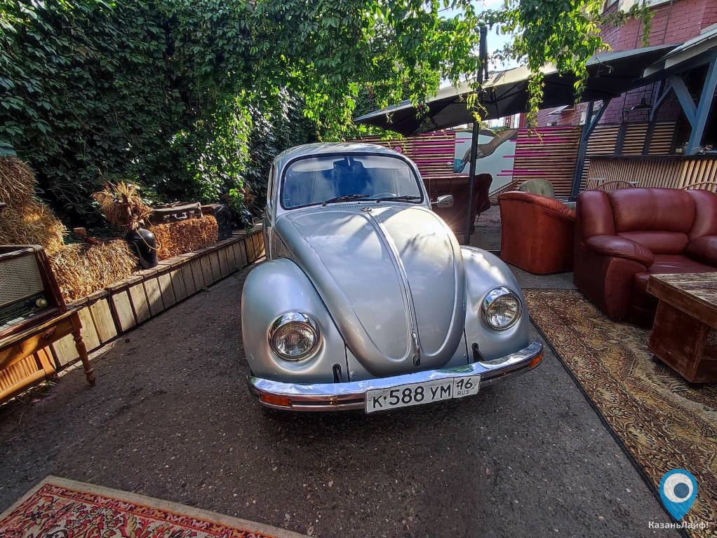 Ретро автомобиль Volkswagen Beetle в кафе Солома