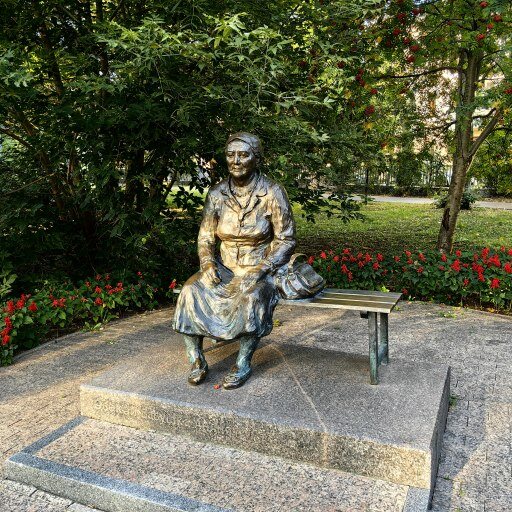 Скульптура Бабушка Аняня в Лядском саду