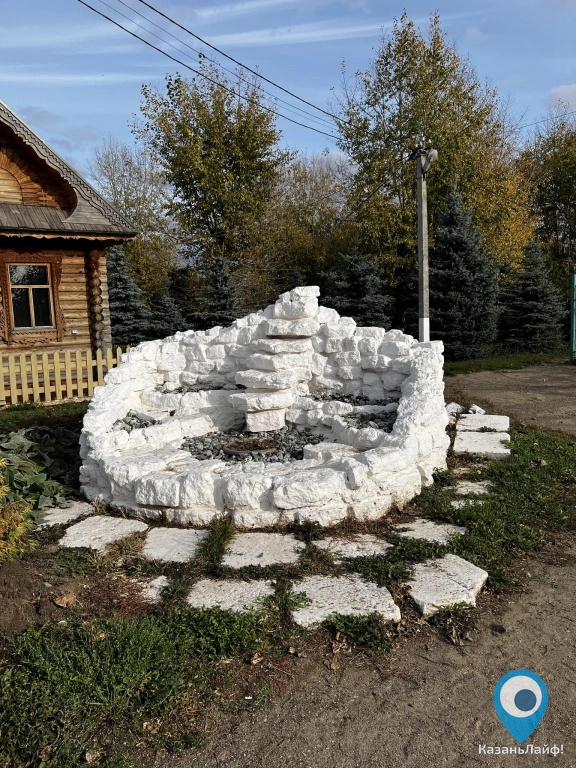 Белый каменный фонтан в парке Казан Су в Арске