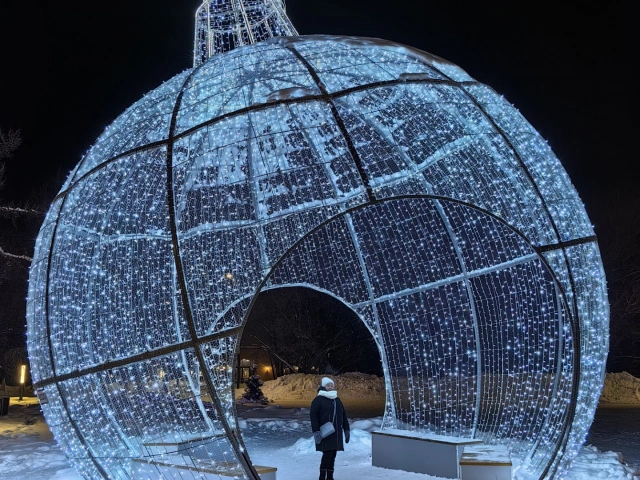 Новогодняя инсталляция Большой елочный шар на Фестивальном бульваре