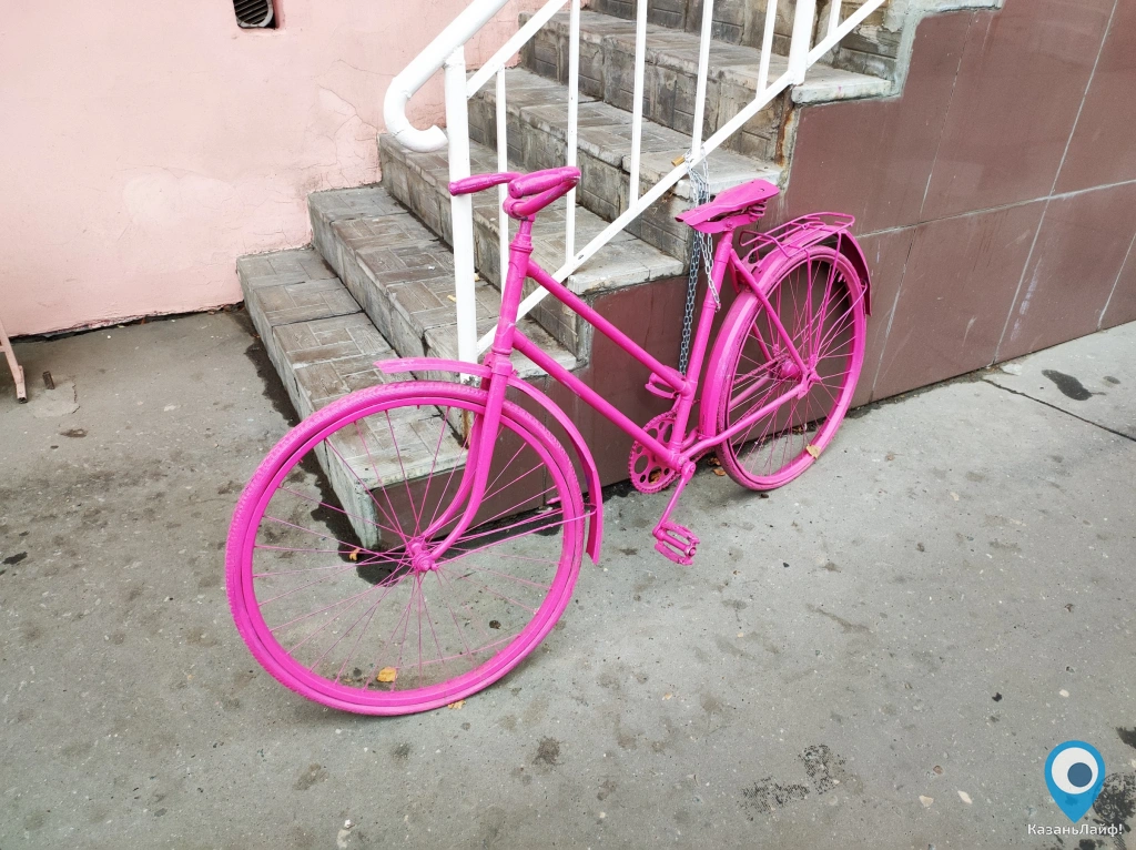 Розовый велосипед у шоурума Мона