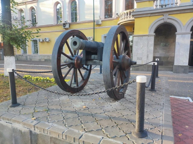 Пушки 1732 года возле управления Казанского порохового завода