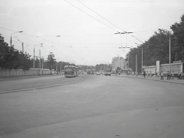 Улица Николая Ершова (слева трамвайное депо) в 1977 году