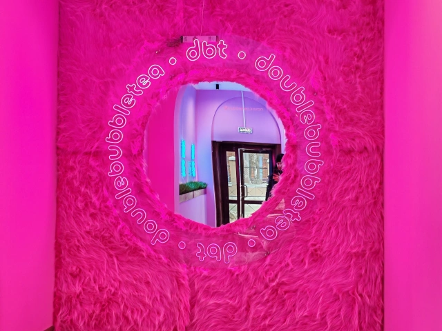 Пушистая розовая фотозона с зеркалом DoubleBubbleTea, Бутлерова, 45