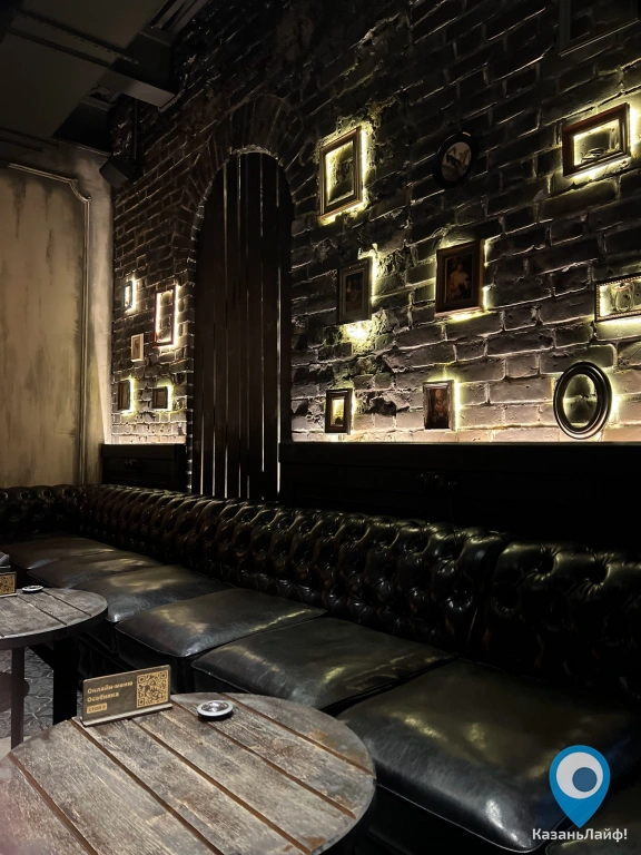 Черный кожаный диван в Tangiers Lounge