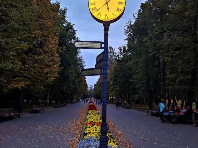Часы на аллее в парке Горького
