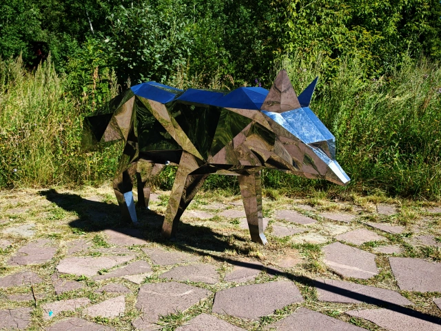 Зеркальная скульптура Лиса в Горкинско-Ометьевском лесу