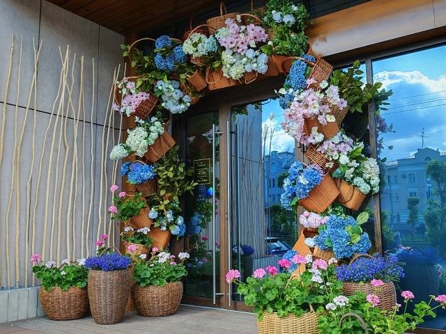 Оформление входа в кафе Garden Cafe