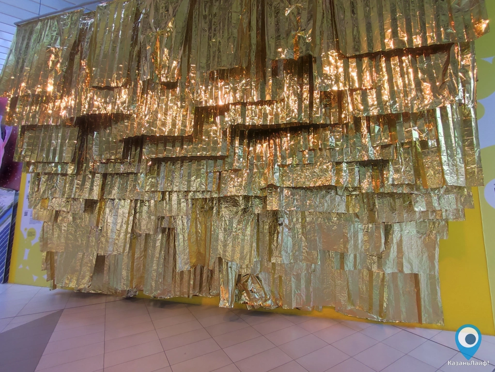 Инсталляция Золотая стена на выставке Точка отсчета в МЕГЕ
