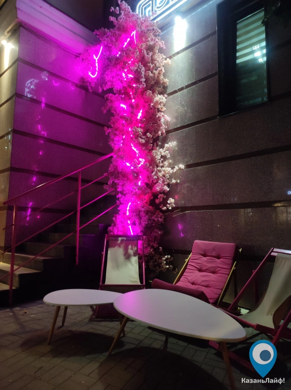 Розовая фотозона кафе ПэПэ