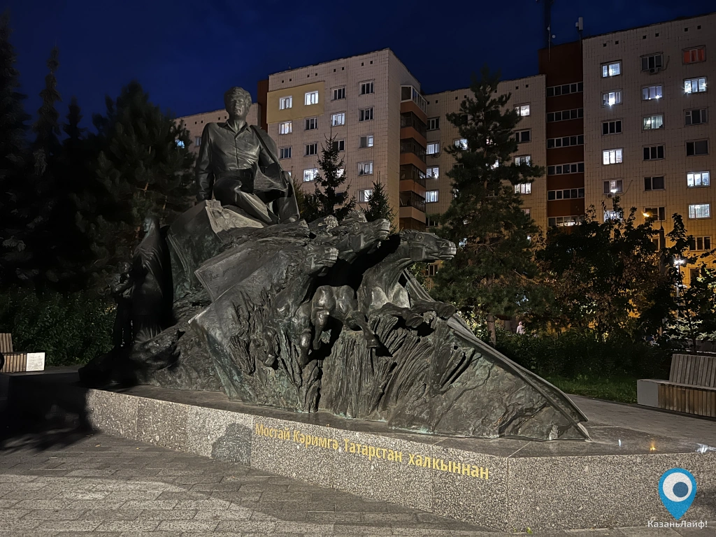 Памятник Мустай Карим на Оренбургском тракте