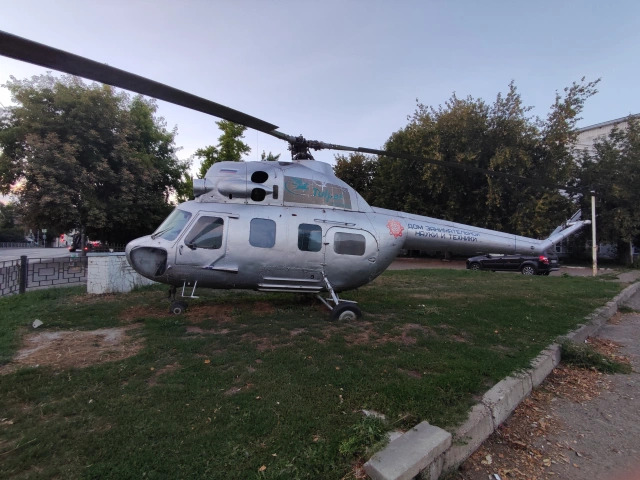 Серебристый вертолет Ми2 возле Дома занимательной науки