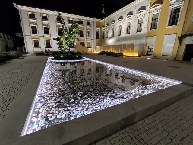 Светящийся водоем с камнями в Казанском Кремле