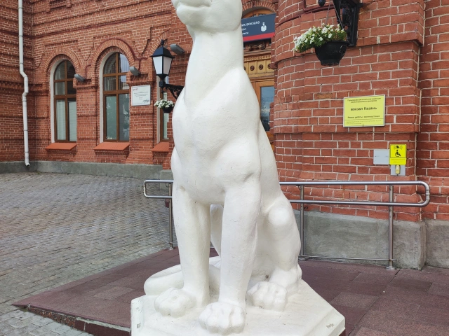 Скульптура Снежный барс возле ЖД Вокзала