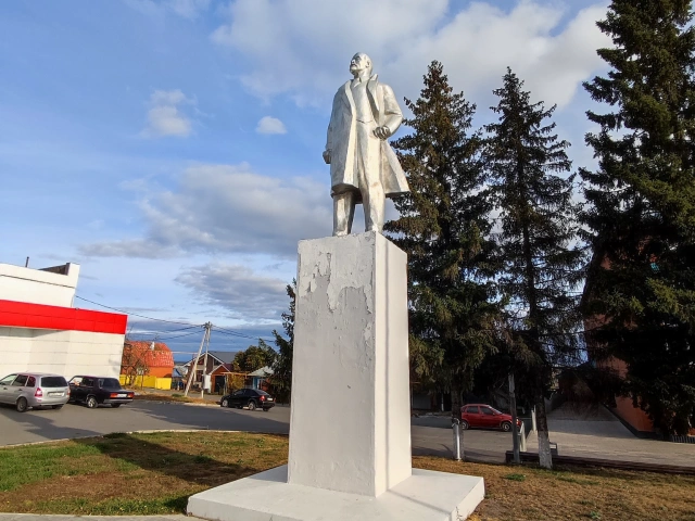 Памятник Ленину в центре Арска