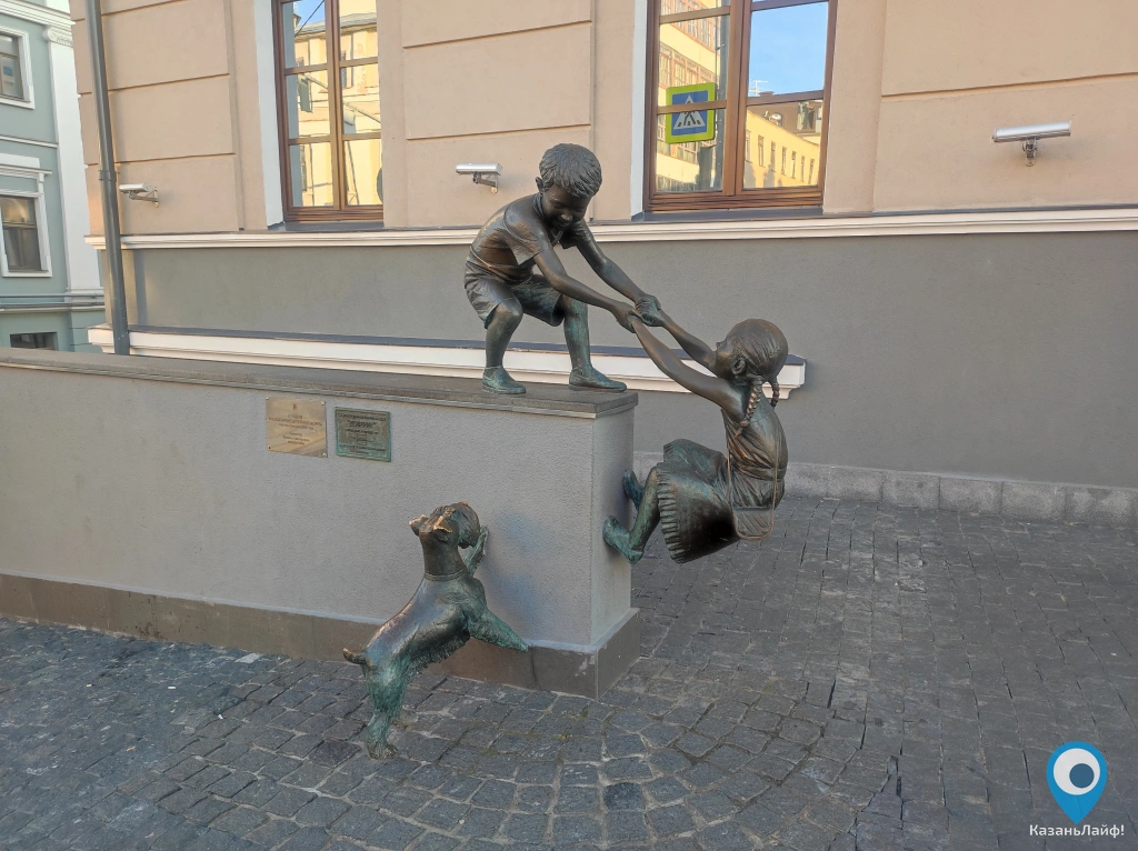 Скульптура Доверие напротив ресторана More & More на Профсоюзной