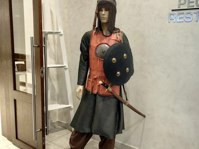 Скульптура Воин в ресторане Китап club на Баумана