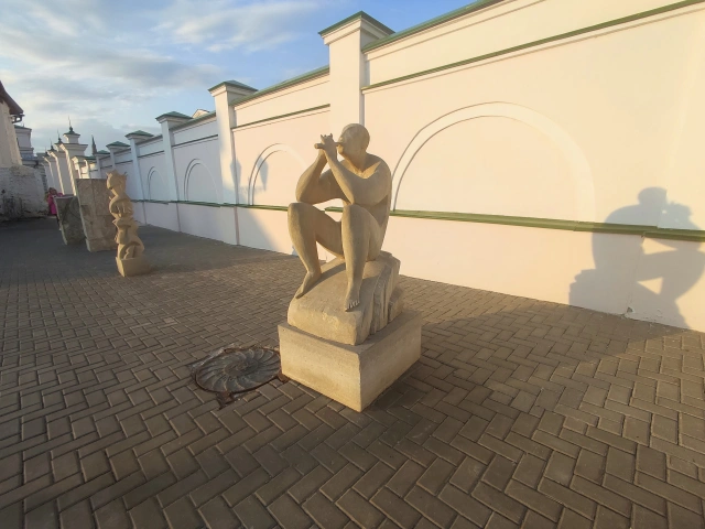 Скульптура Человек с флейтой в Казанском Кремле