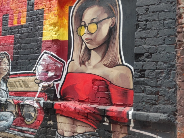 Граффити Девушка в красном на Фабрике Алафузова