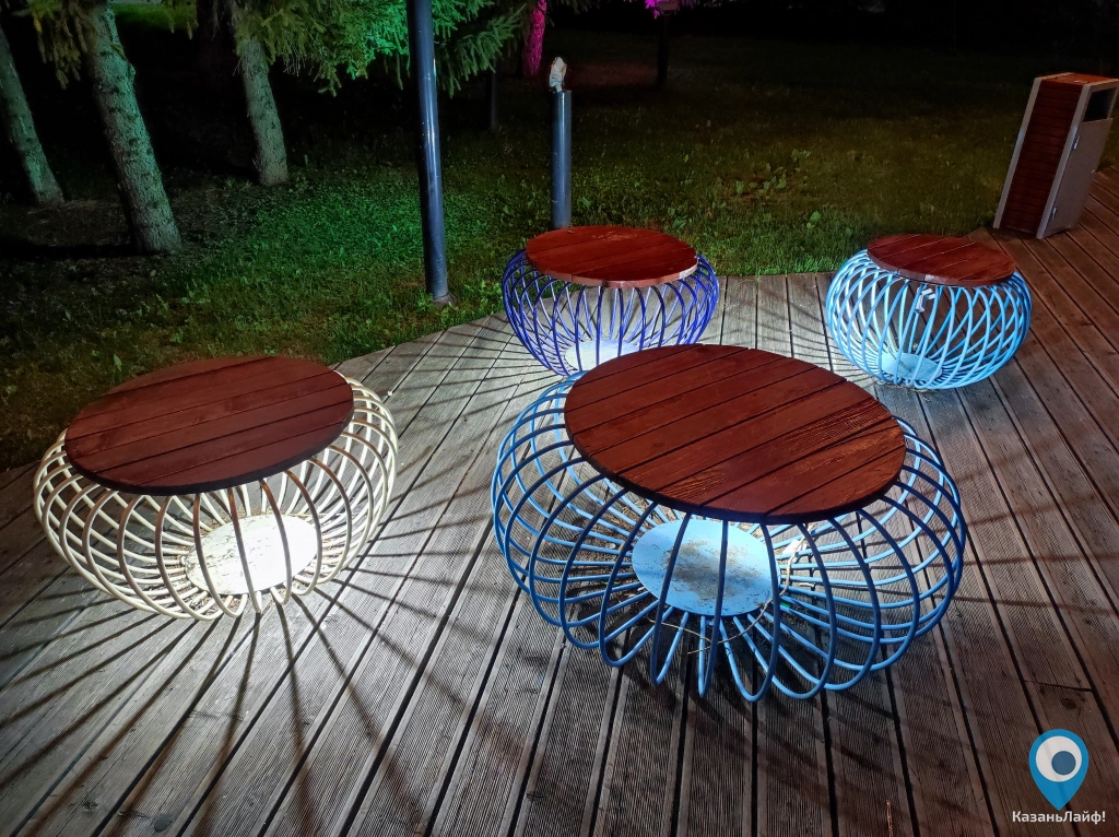 Круглые скамейки с подсветкой на Фестивальном бульваре