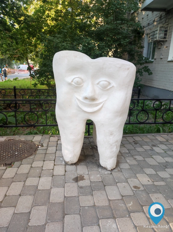 Скульптура Улыбающийся зуб у стоматологии на Толстова/Подлужная