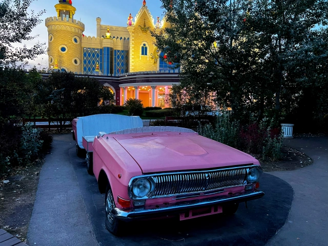 Розовая машина "Волга" в парке перед театром кукол