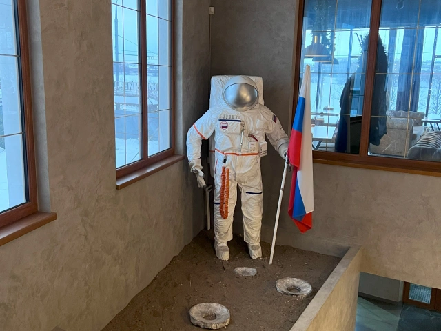 Скафандр космонавта в кафе Luna Lounge