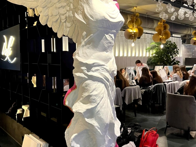 Скульптура с крыльями в ресторане Dali на Московской, 36