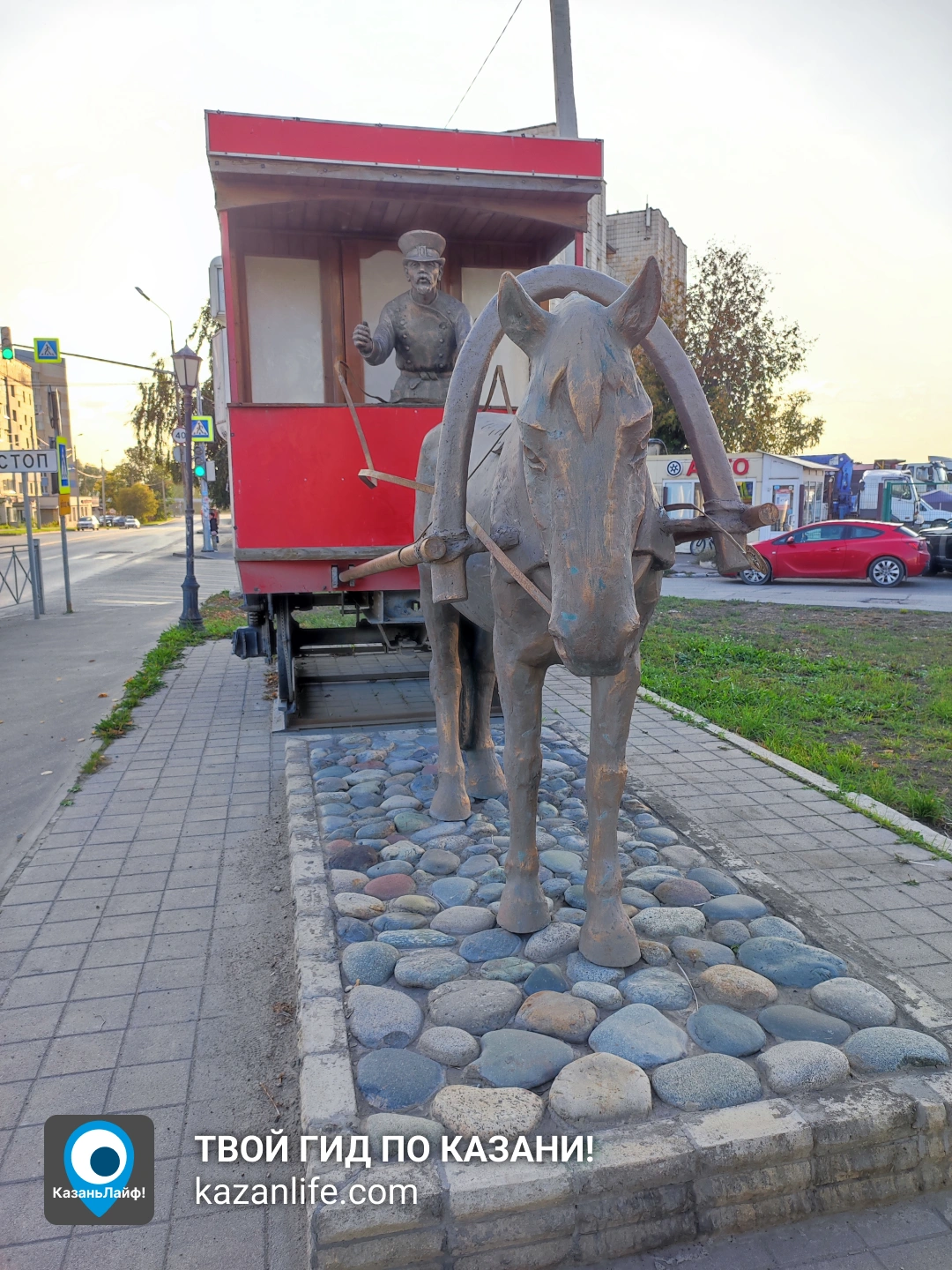 Памятник лошади Петрушка на Клары Цеткин