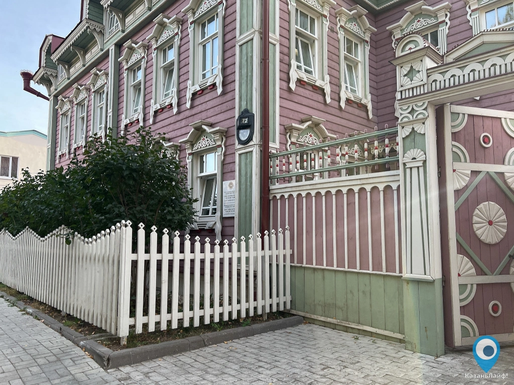 Розовый деревянный дом Сафы Бахтеева на Тукая, 72