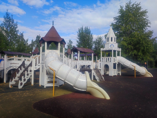 Детская площадка в парке Континент