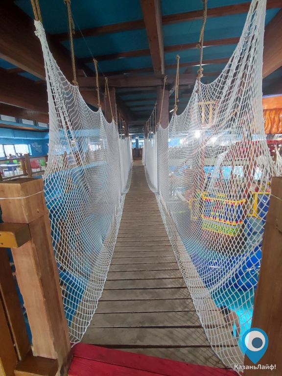Подвесной мостик в аквапарке Ривьера