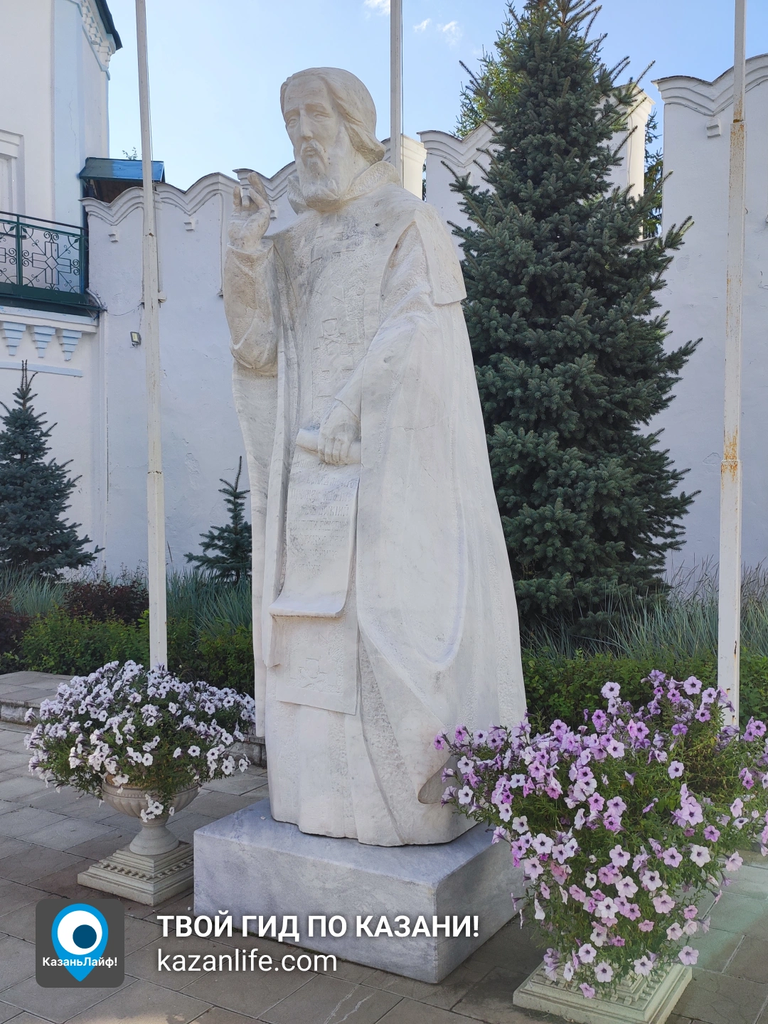 Декоративная скульптура перед Раифским монастырем