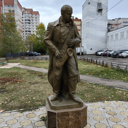 Скульптурная композиция "Четыре музыканта" на Проспекте Ямашева 1