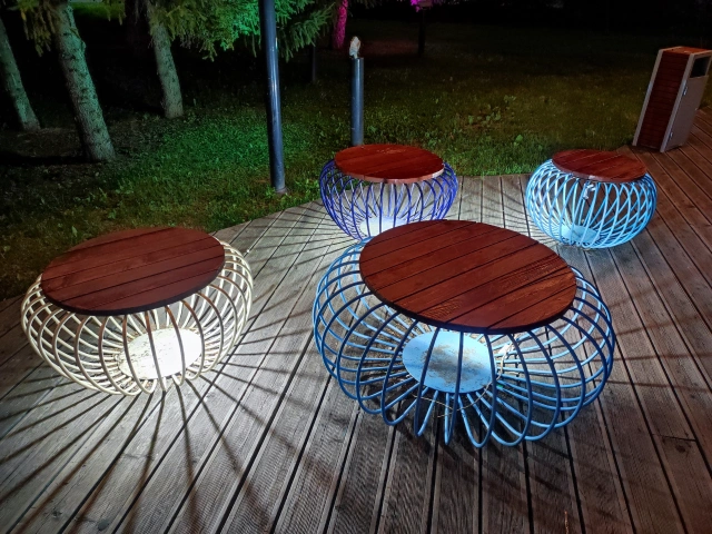 Круглые скамейки с подсветкой на Фестивальном бульваре