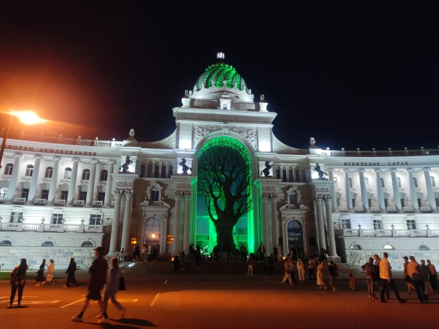 Арка с зеленой подсветкой во Дворце земледельцев