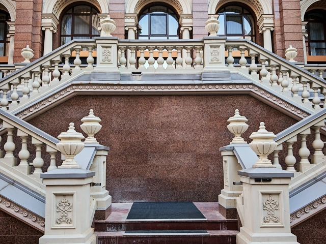 Красивая лестница для фото у дома на улице Касаткина