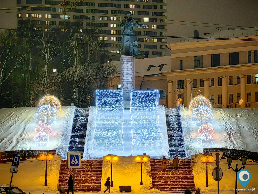 Новогодняя световая декорация на лестнице сквер Вахитова