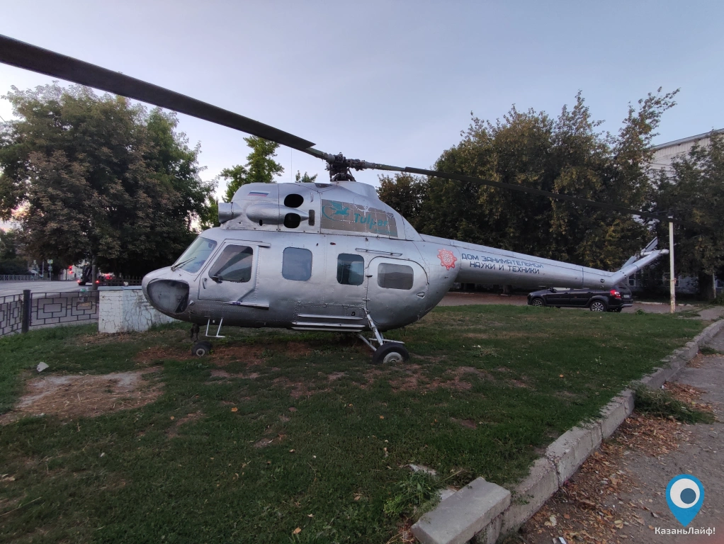Серебристый вертолет Ми2 возле Дома занимательной науки