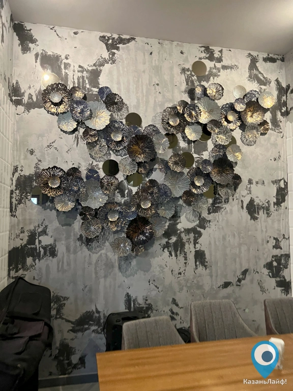 Декоративная стена в ресторане Сласти