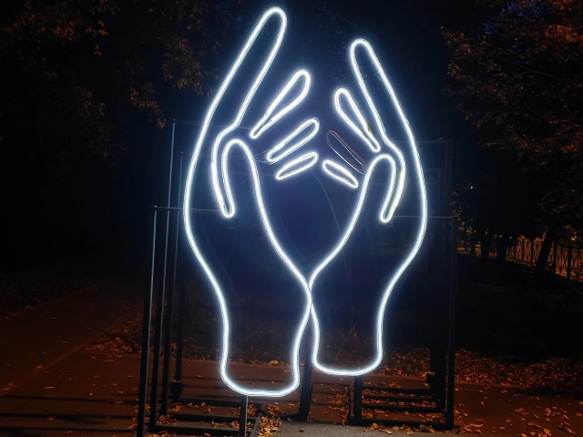 Светящаяся декорация руки на улице 8 Марта