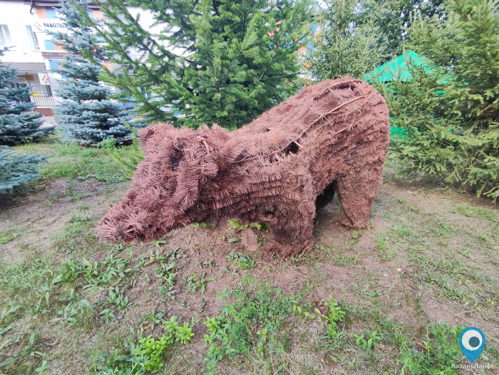 Скульптура Медведи возле центра занятости в Кукморе