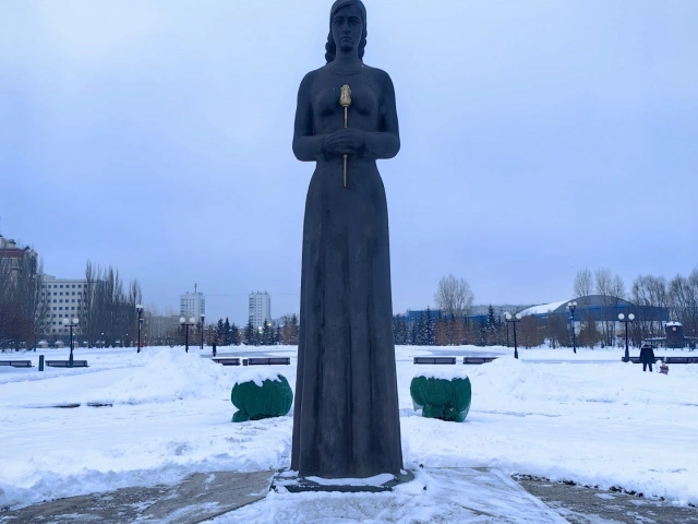 Памятник Скорбящая вдова в парке Победы